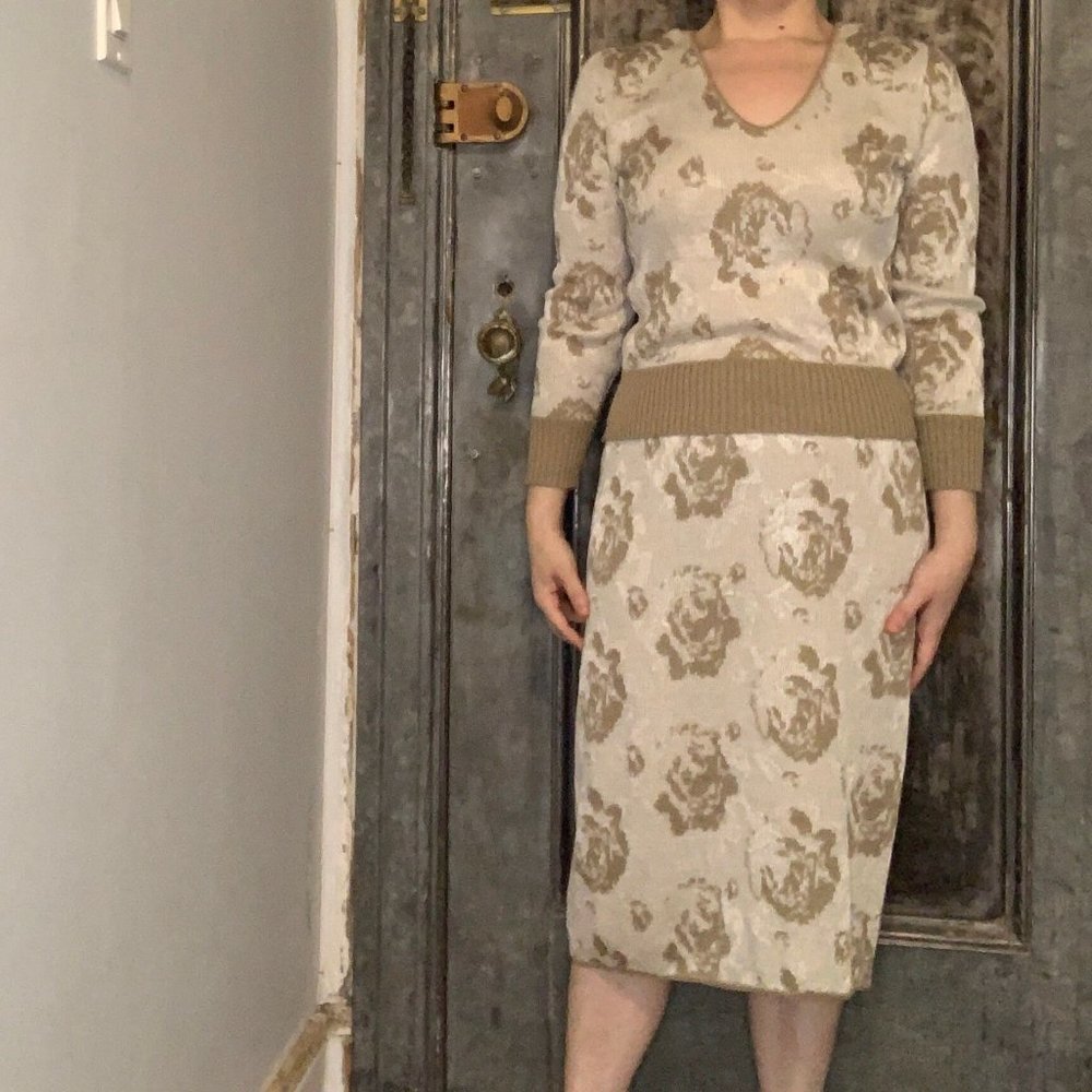 Vintage 80s cream and beige sweater and skirt matching set Victorian rose floral - Picture 5 of 7